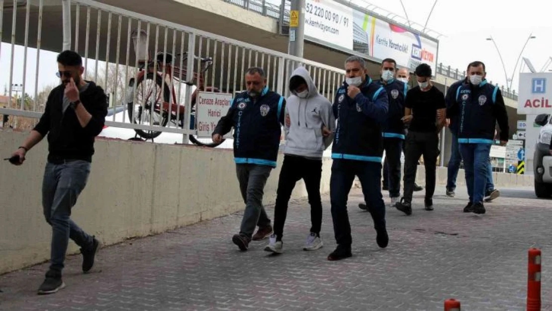 Boğazını keserek öldürdükleri şahsı yakan zanlılar yakalandı