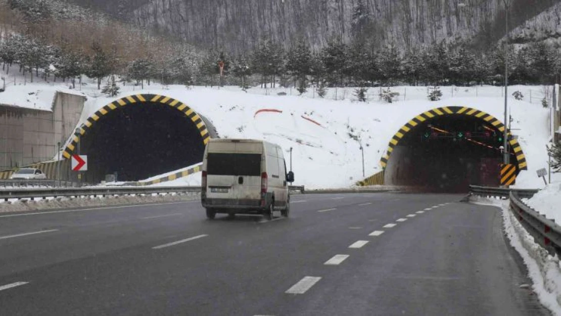 Bolu Dağı'nda hafif kar yağışı etkili oluyor