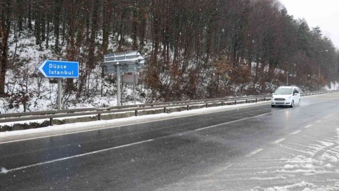 Bolu Dağı'nda kar yağışı etkili oluyor