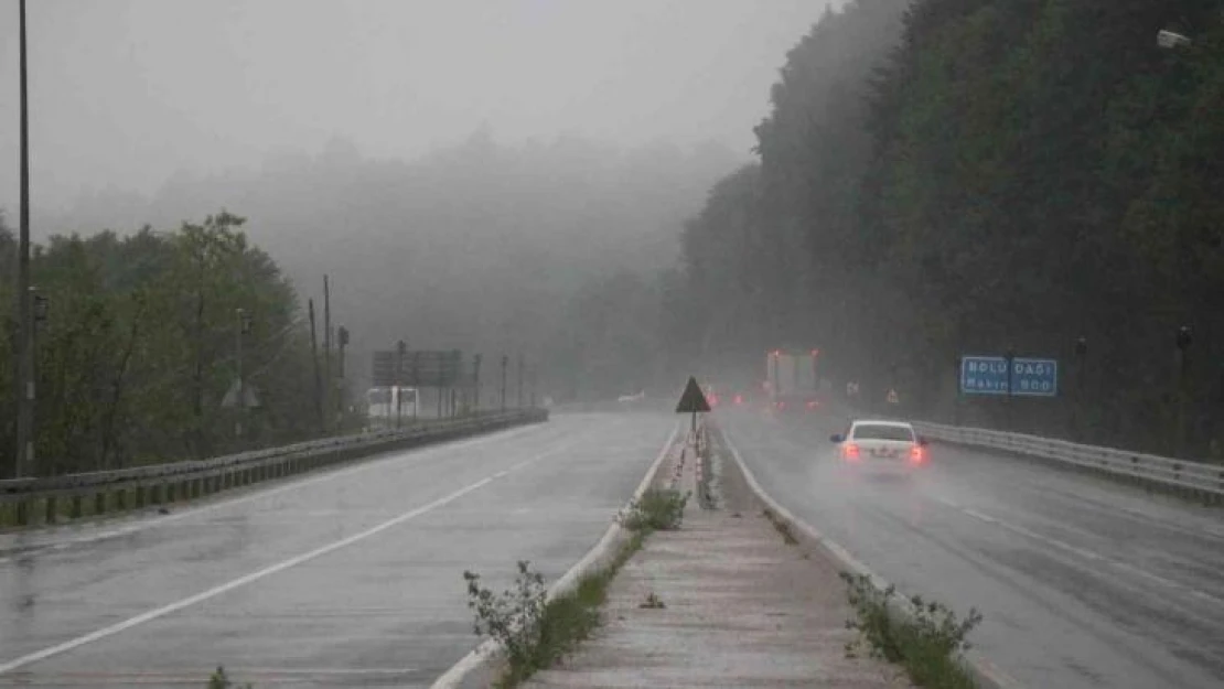 Bolu Dağı'nda şiddetli sağanak ve sis etkili oluyor