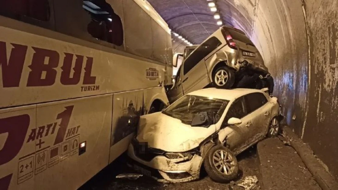 Bolu Dağı Tüneli'nde kağıt gibi olan araçtan burnu bile kanamadan çıktı