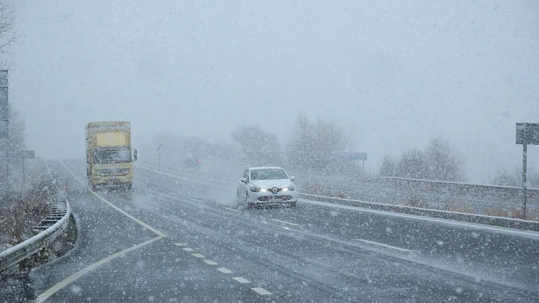 Bolu Dağı'nda kar yağışı etkili oluyor