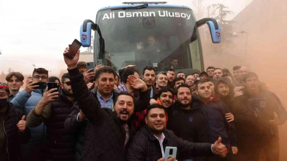 Bordo-mavili taraftarlar, şampiyon takımlarını Hatay'a meşaleler ve tezahüratlarla uğurladılar