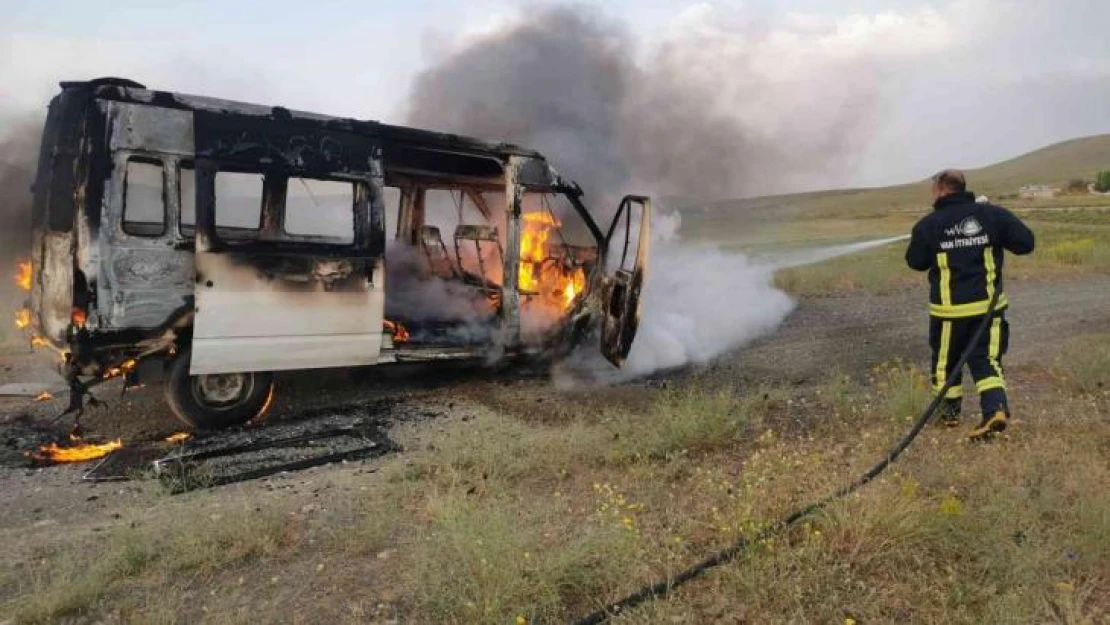 Boş araziye terk edilen minibüs alev alev yandı