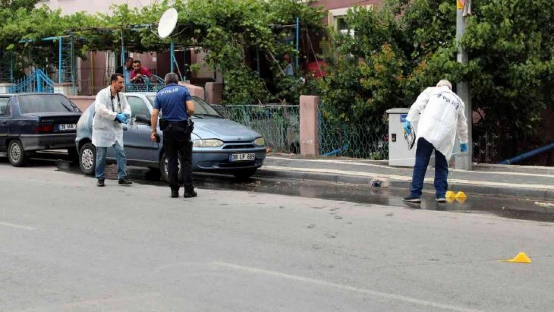 Boşandığı eşi ve arkadaşına sokak ortasında kurşun yağdırdı