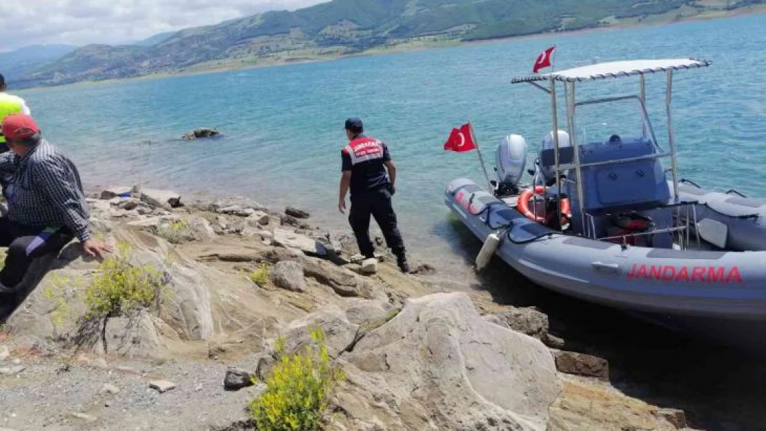 Botlu jandarma ekipleri kaçak balık avcılarına göz açtırmadı