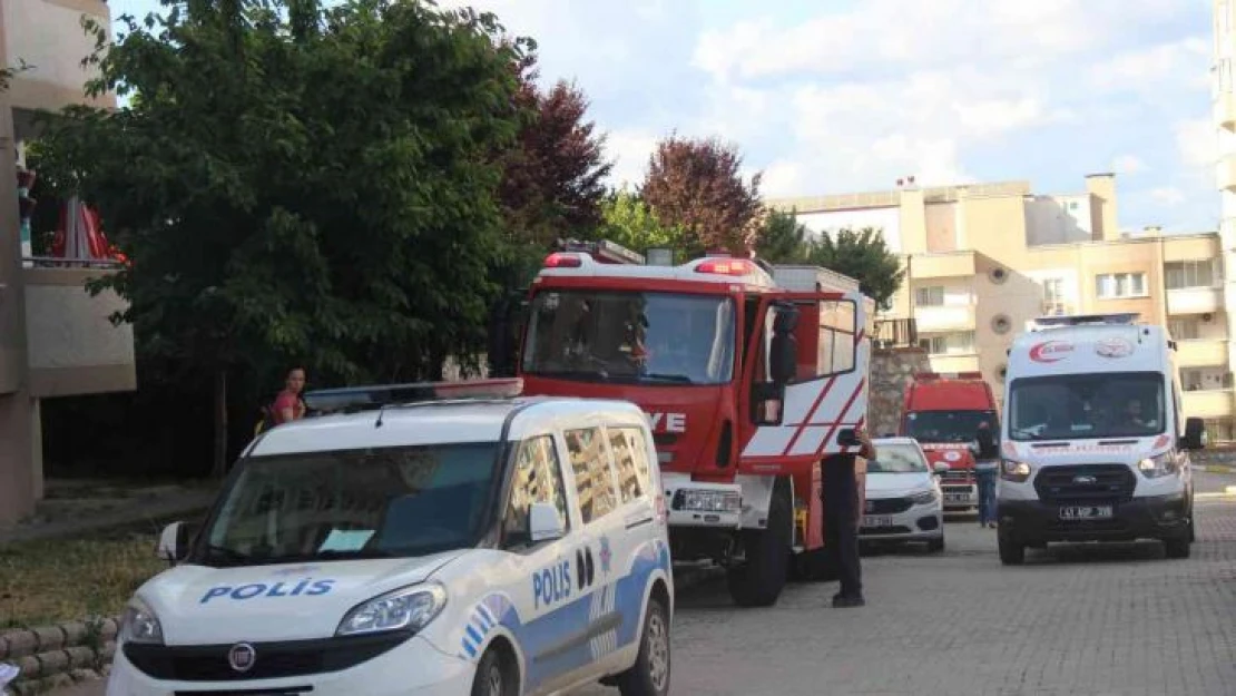 Bozulan asansörden çıkmaya çalışırken boşluğa düşüp yaralandı