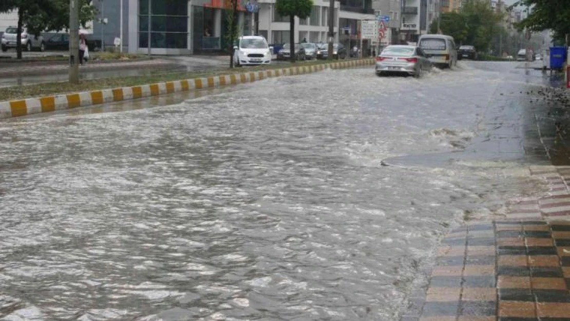 Bozüyük'te ani bastıran dolu ve sağanak yağış hayatı olumsuz etkiledi