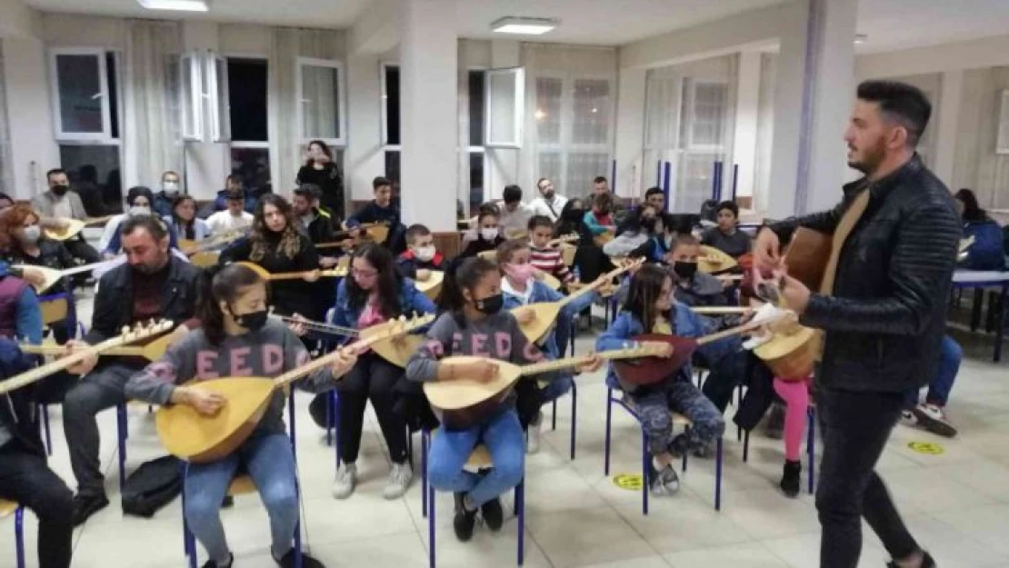 Bu ilçede 10 yaşından 50 yaşına kadar herkes bağlama çalmayı öğreniyor