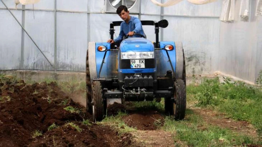 Bu lisede öğrenciler traktör sürüp tarım yapıyor