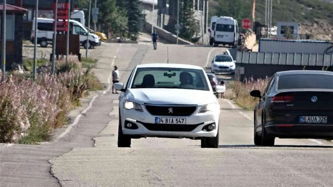 Bu yolda araçlar viteste olmadan 40 kilometre hızla rampa çıkıyor