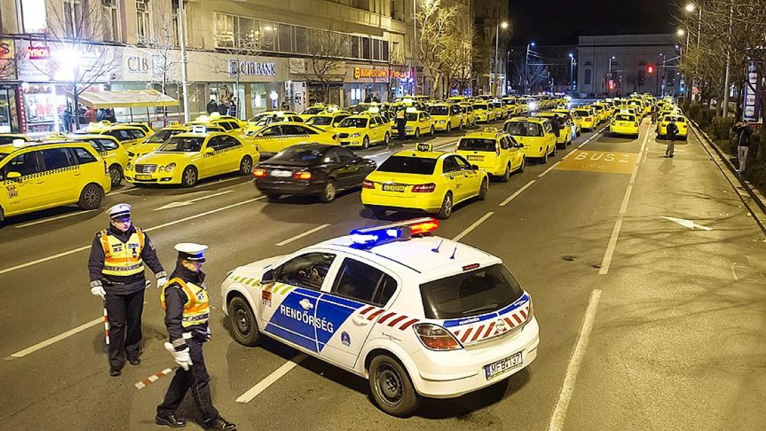 Budapeşte'de taksiciler 'Uber' uygulamasını protesto etti