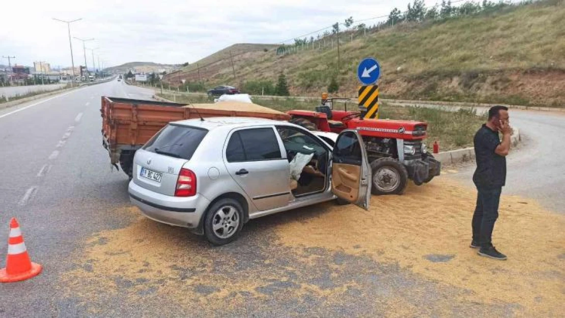 Buğday yüklü traktör otomobille çarpıştı: 1 yaralı