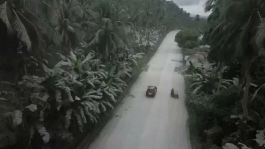 Bulusan Yanardağı patladı, halk tahliye edildi