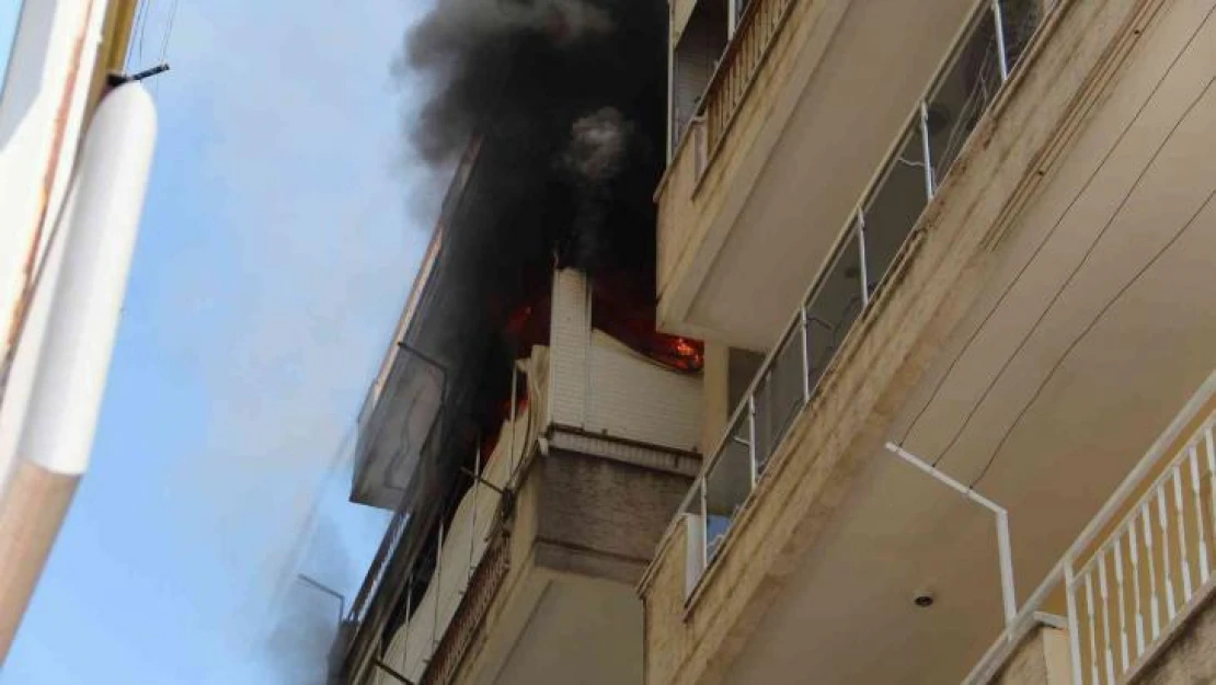 Bunalıma giren yaşlı adam evini yakıp, balkondan atladı