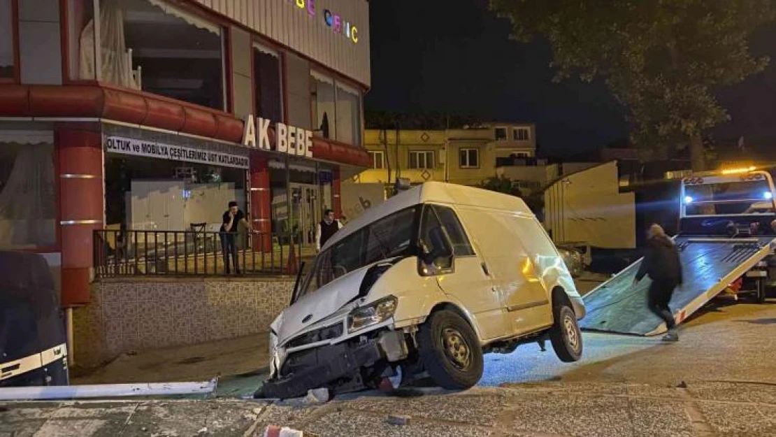 Bursa'da 5 aracın karıştığı zincirleme kazada 4 kişi yaralandı