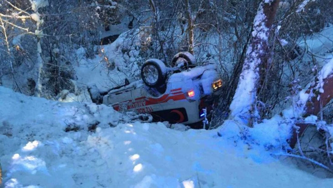 Bursa'da ambulans kaza yaptı, personel ölümden döndü