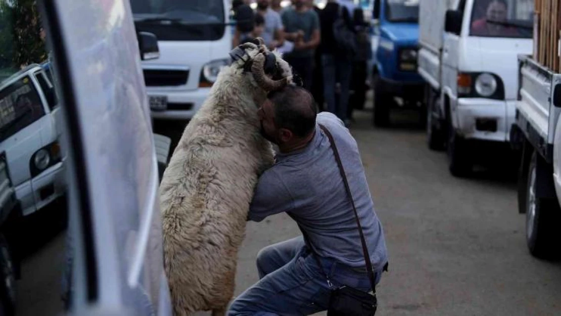 Bursa'da bayramın ilk günü kurban pazarı ve kesim yerleri doldu taştı