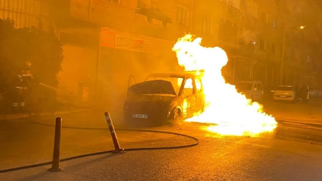 Bursa'da bir otomobil, sahibinin gözü önünde alev alev yandı