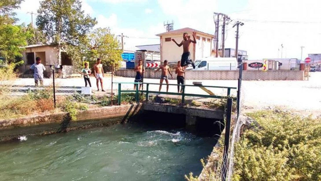 Bursa'da hava sıcaklığından bunalanlar soluğu su kanallarında alıyor