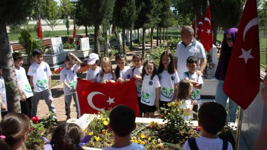 Bursa'da ilkokul öğrencilerinden şehitliğe ziyaret