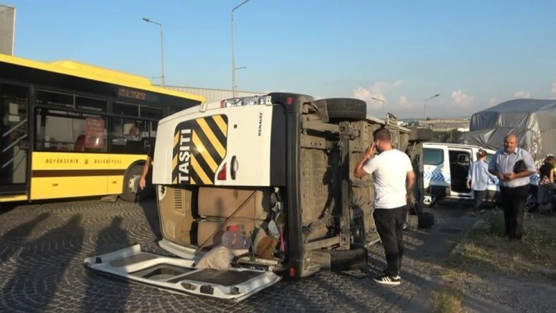 Bursa'da işçileri taşıyan 2 servis minibüsü çarpıştı: 8 kişi yaralandı