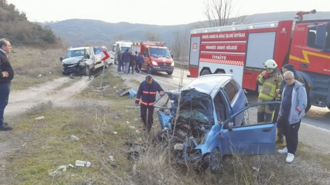 Bursa'da kamyonet ile otomobil kafa kafaya çarpıştı: 1'i ağır 2 yaralı