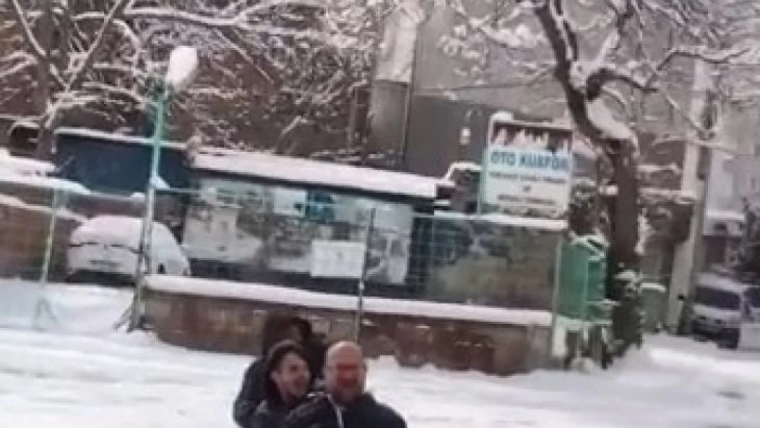 Bursa'da kar ve buzu eğlenceye çevirdiler