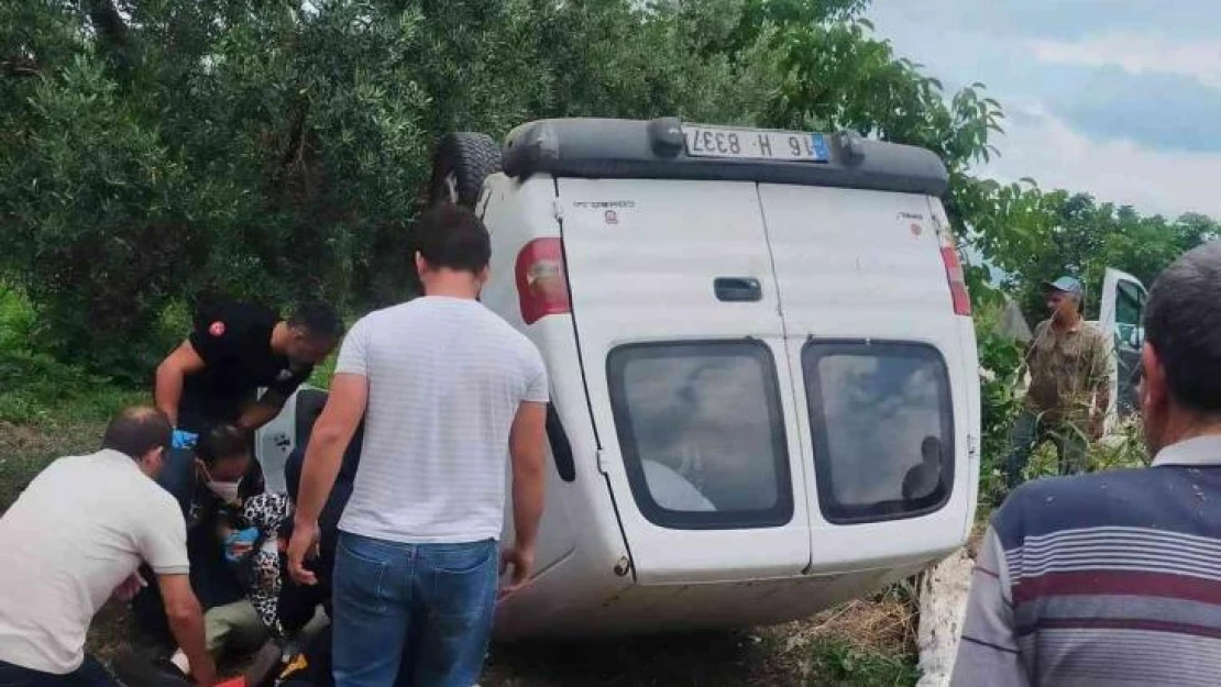 Bursa'da kontrolden çıkan minibüs tarlaya uçtu: 3 yaralı