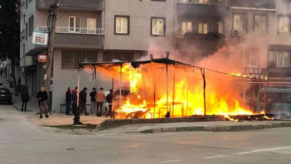 Bursa'da manav dükkanında yangın çıktı, alevler araçlara sıçradı