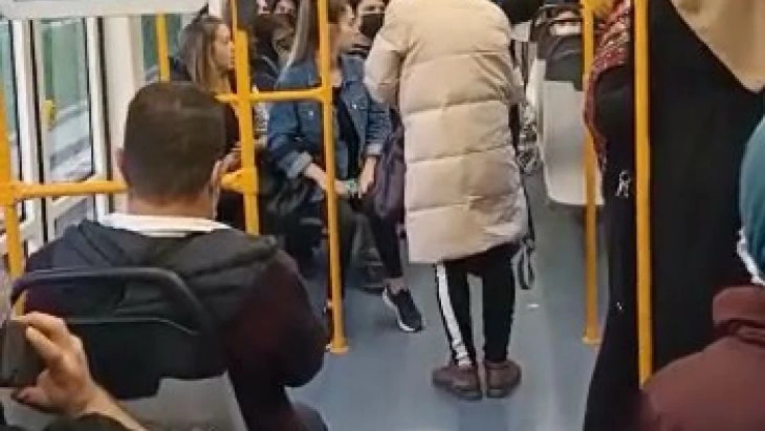 Bursa'da metroda maske takmayan gençleri uyaran yaşlı kadına hakaret