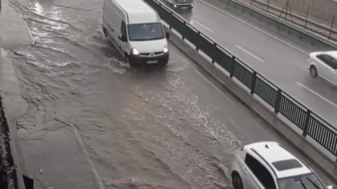 Bursa'da sağanak yağış hayatı felç etti