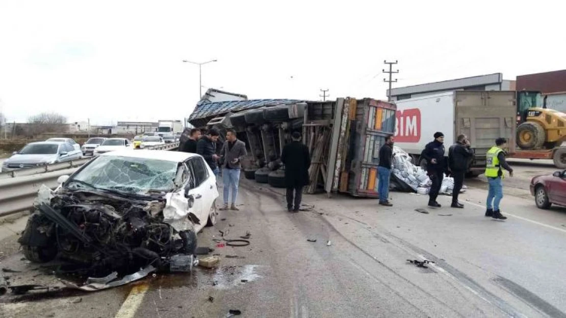 Bursa'da su yüklü tırla otomobil çarpıştı 1 kişi yaralandı