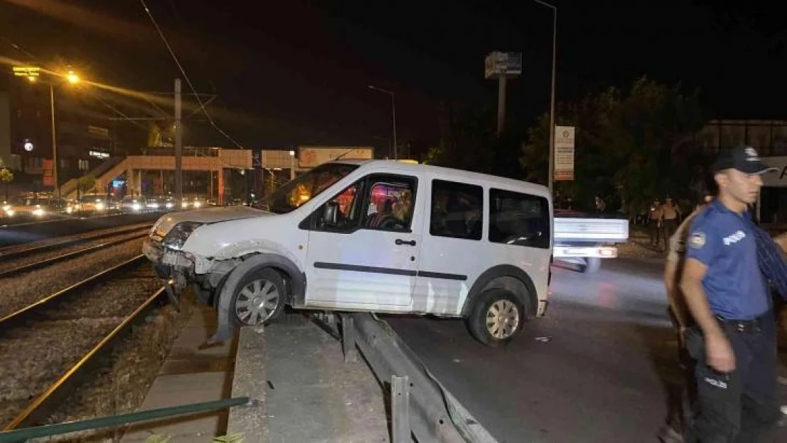 Bursa'da ticari araç metro rayına uçtu : 1 yaralı