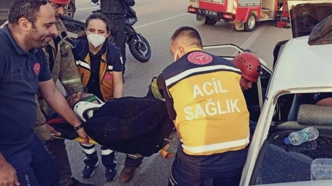 Bursa'da trafik kazası: 4 kişi sıkışarak yaralandı