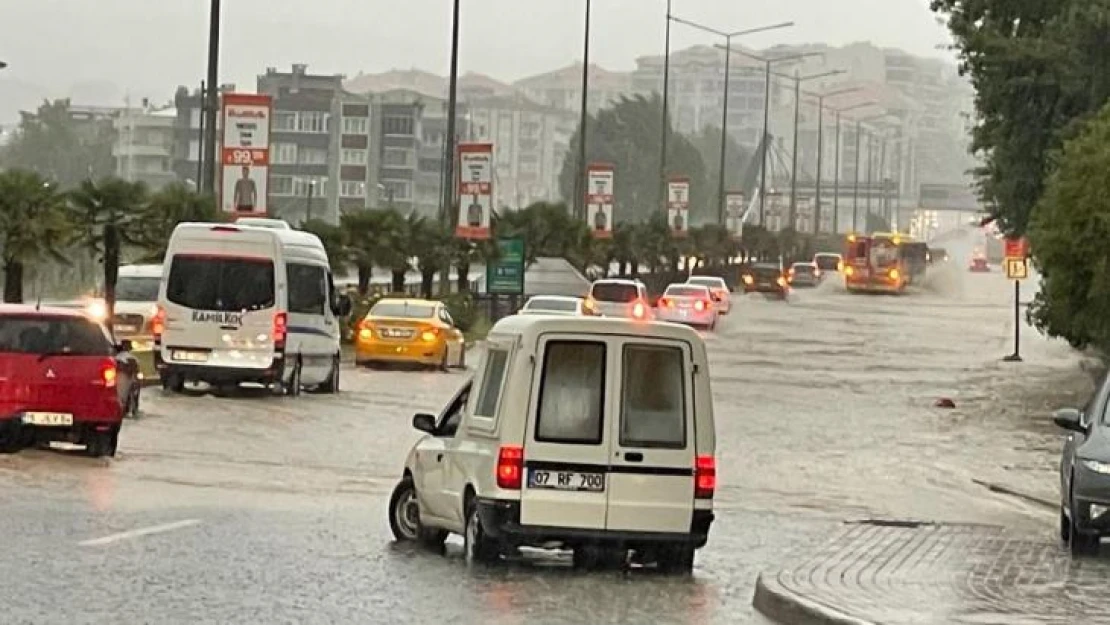 Bursa'da yağış etkili oldu: Yollar göle döndü