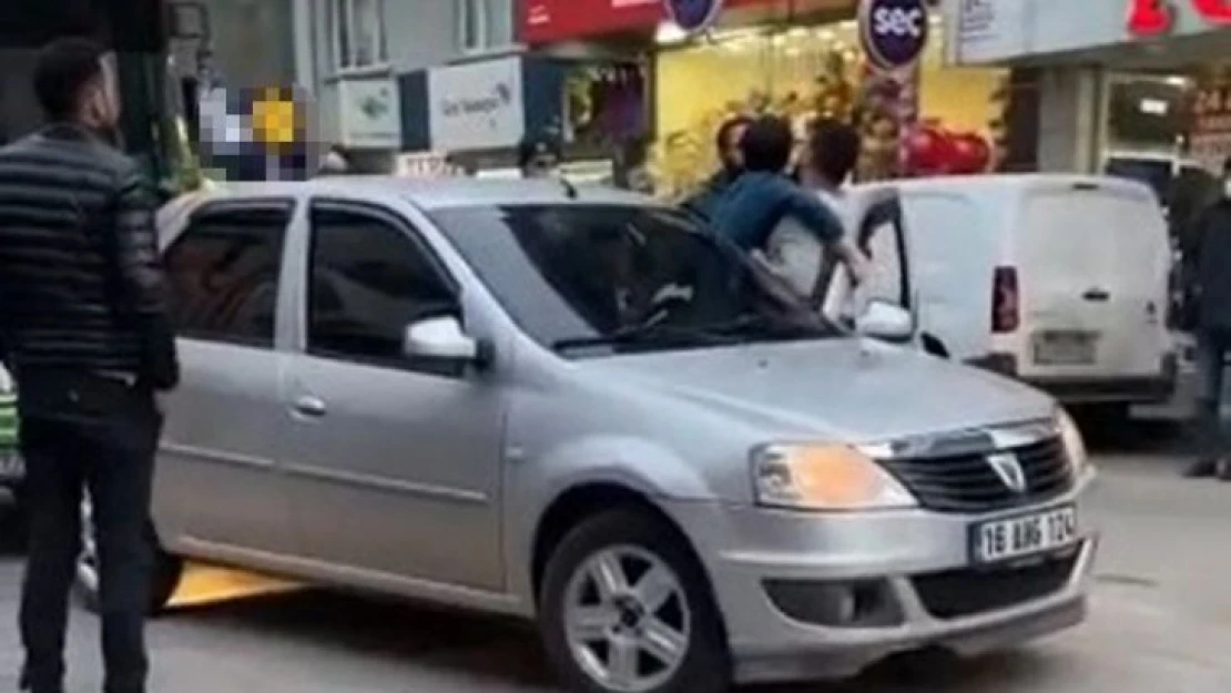 Bursa'da yol verme kavgası kamerada