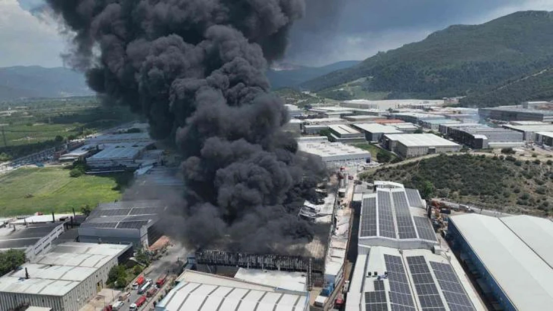 Bursa'daki fabrika yangınında otomobili böyle uzaklaştırdılar