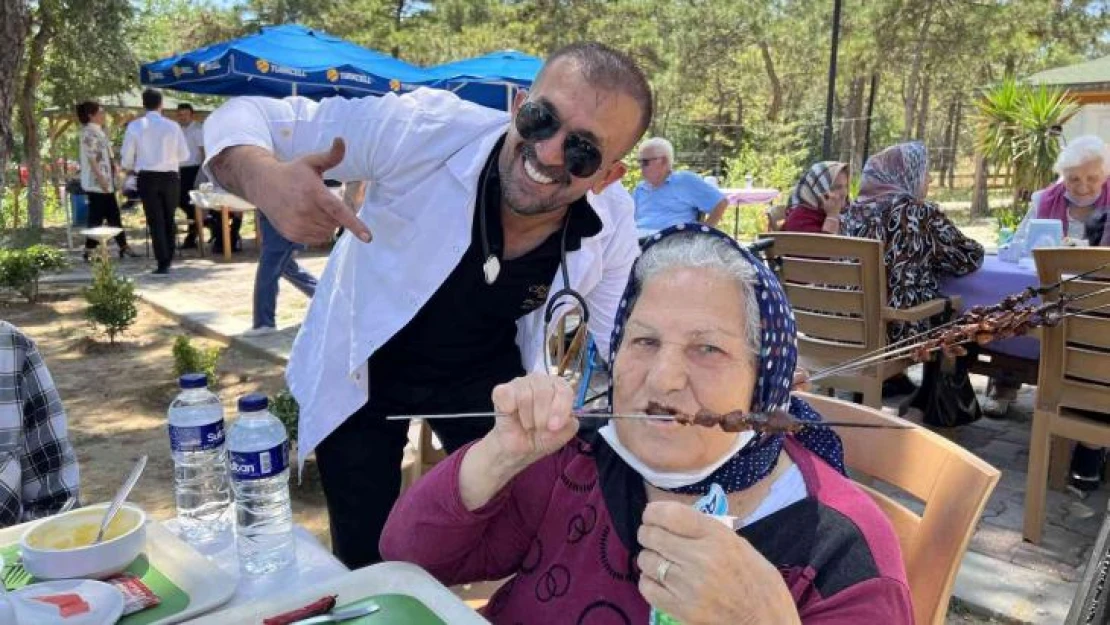 Bursalı fenomen ciğerci huzur evi sakinlerini sevindirdi