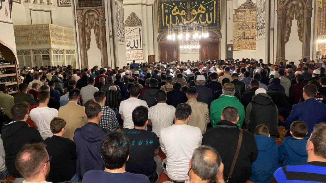 Bursalılar ilk teravih için Ulu Camii'ne akın etti