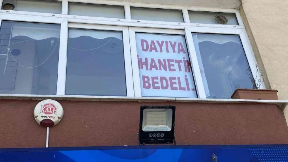 Büyükçekmece'de evin camında şaşırtan pankart