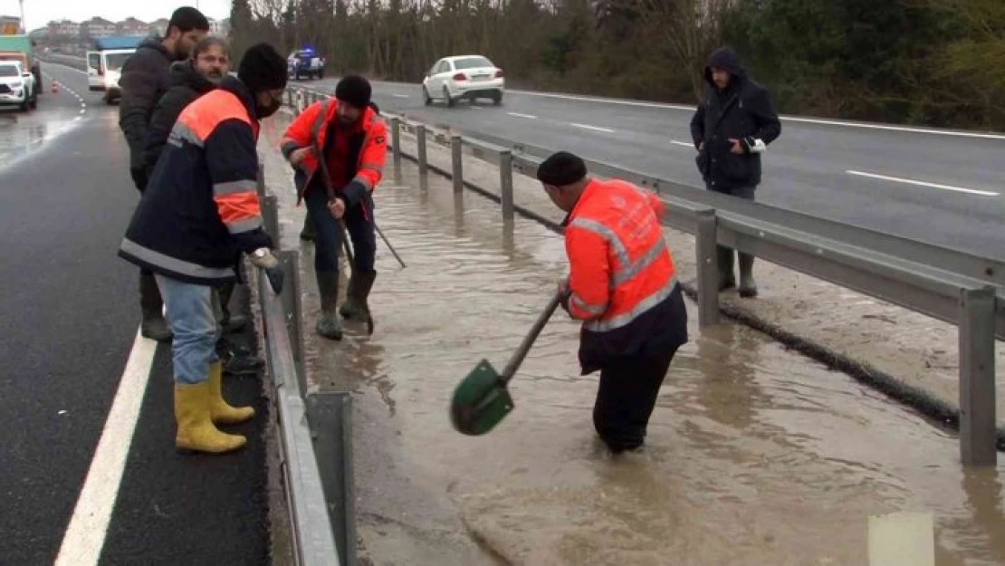 Büyükçekmece'de İSKİ borusu patladı, göle dönen yol trafiğe kapandı