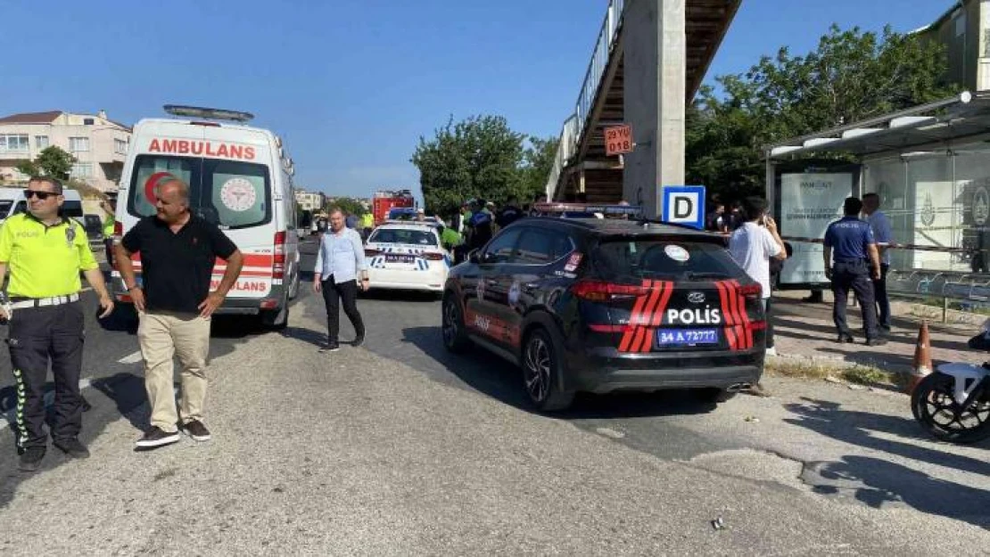 Büyükçekmece'de otomobil otobüs durağındaki öğrencilerin arasına daldı: 1 ölü, 8 yaralı