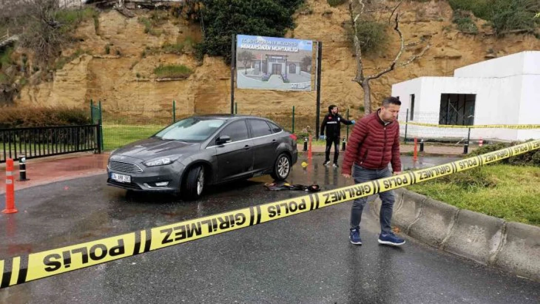 Büyükçekmece'de sahilde yürüyen adama silahlı saldırı kamerada