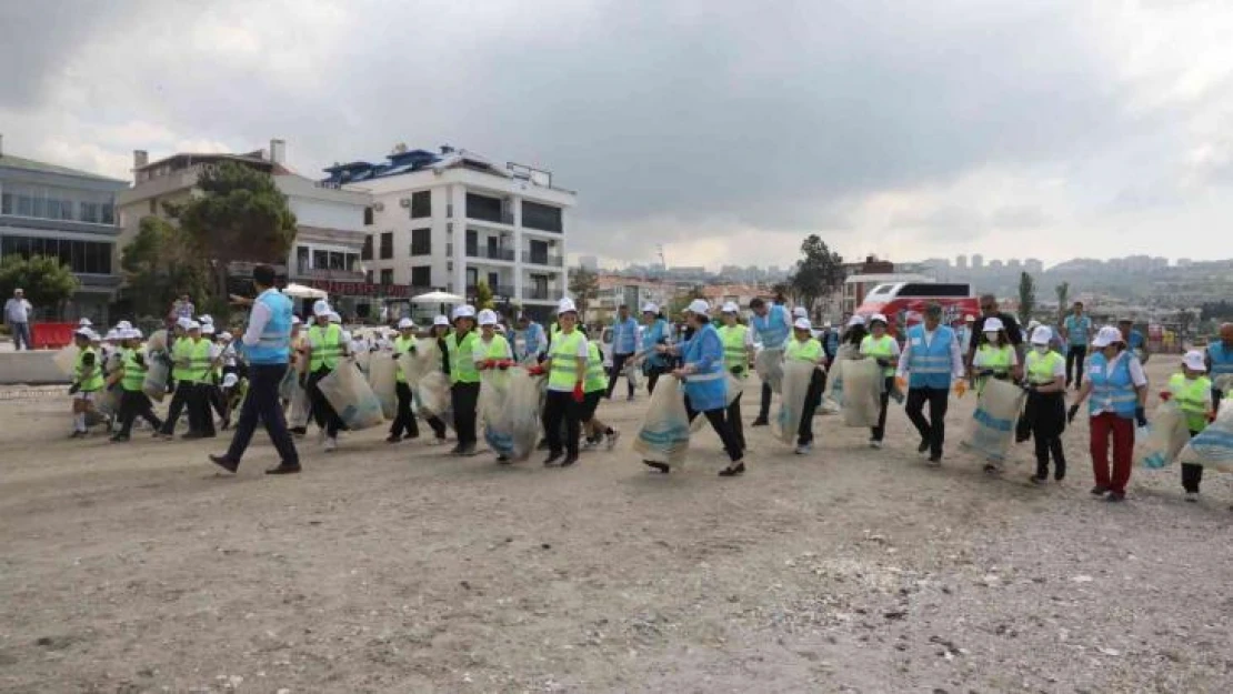 Büyükçekmece'de yarım saat içinde kilolarca çöp topladılar