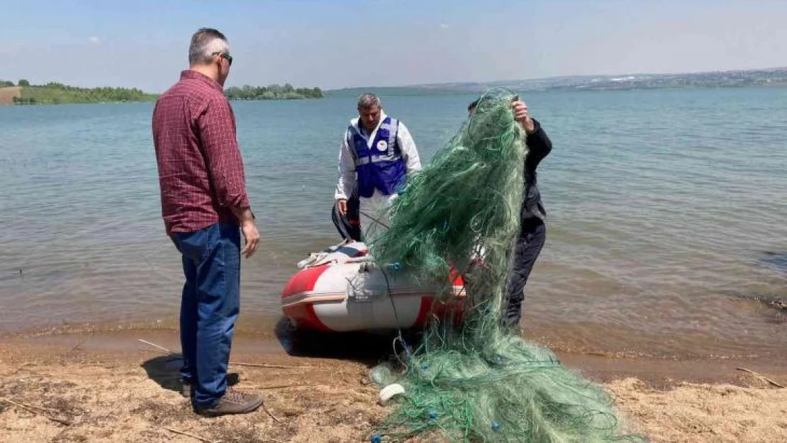 Büyükçekmece Gölü'nde yasadışı ticari balık avcılarına denetim