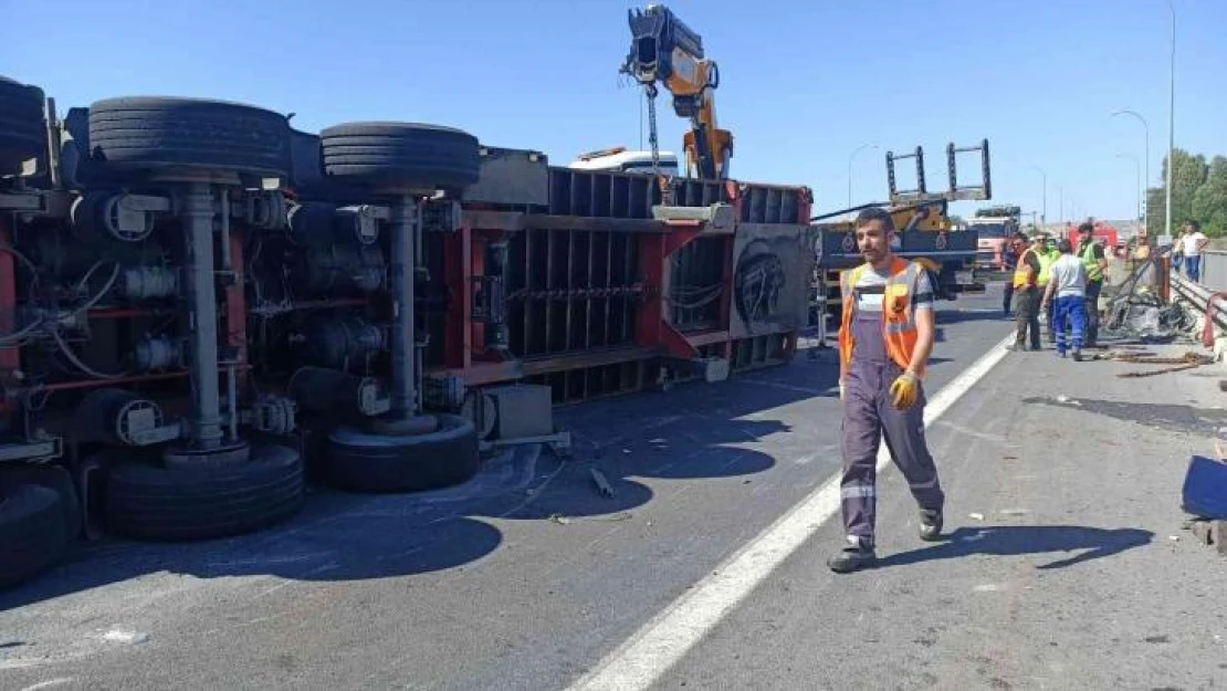 Büyükçekmece TEM'de feci kaza, TIR devrildi sürücü kupa ile göl havzasına uçtu