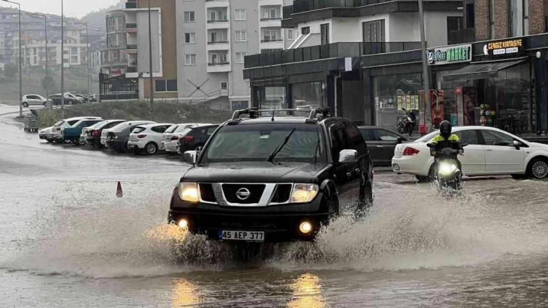 Cadde göle döndü, araçlar güçlükle ilerledi