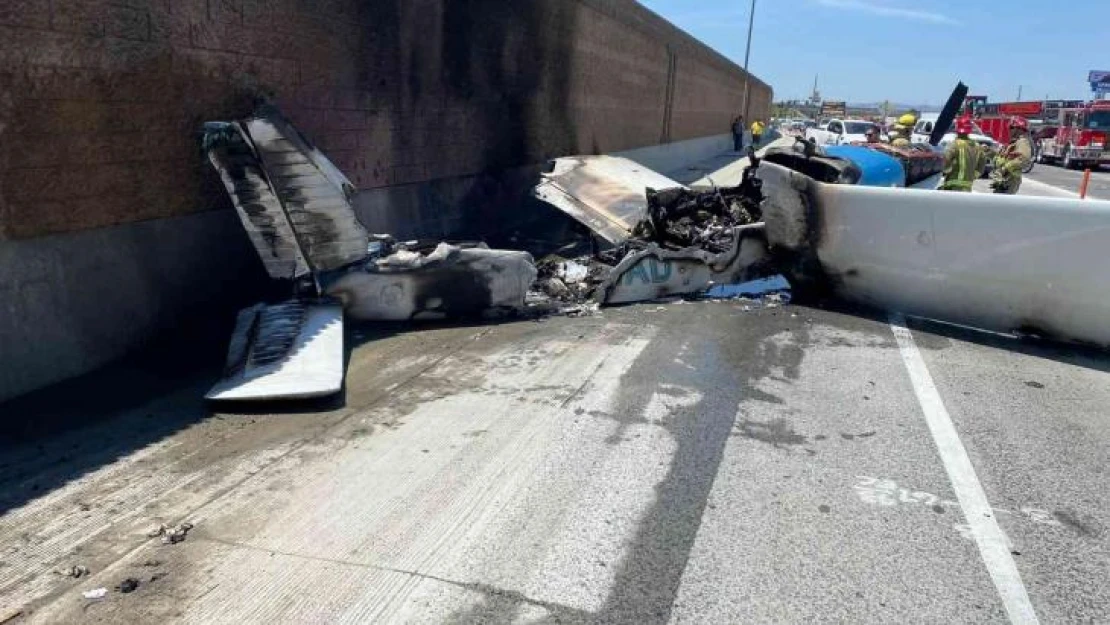 California'da otobana düşen uçak alev aldı