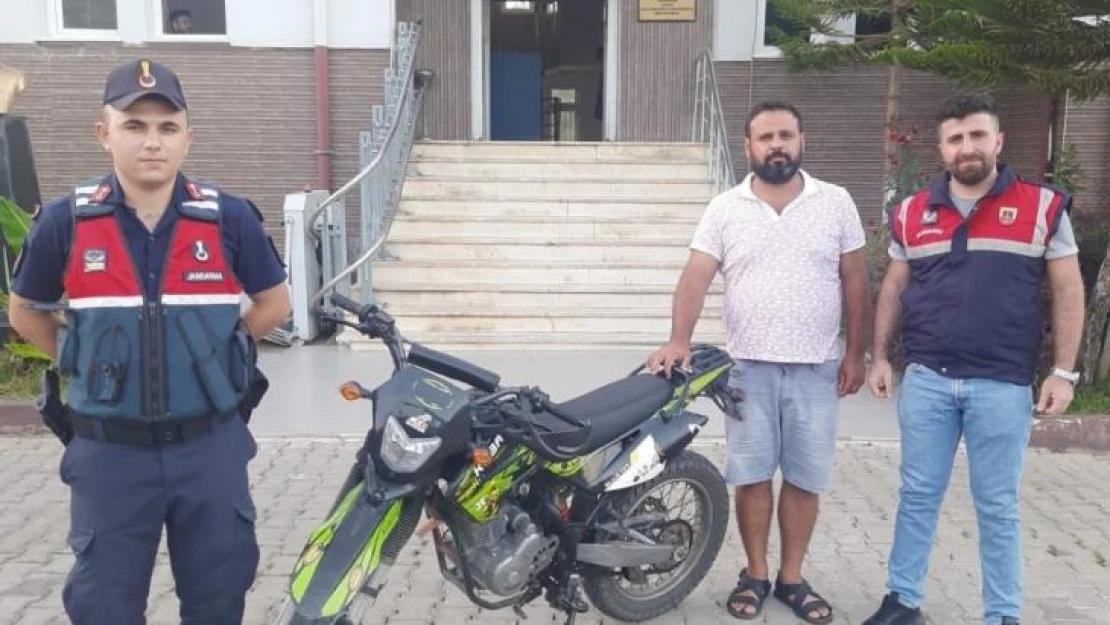 Çalınan motosiklet jandarma tarafından bulunup sahibine teslim edildi